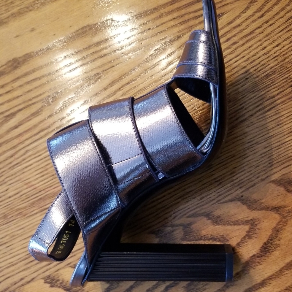 Robert Clergerie leather size 7.5 silver pumps